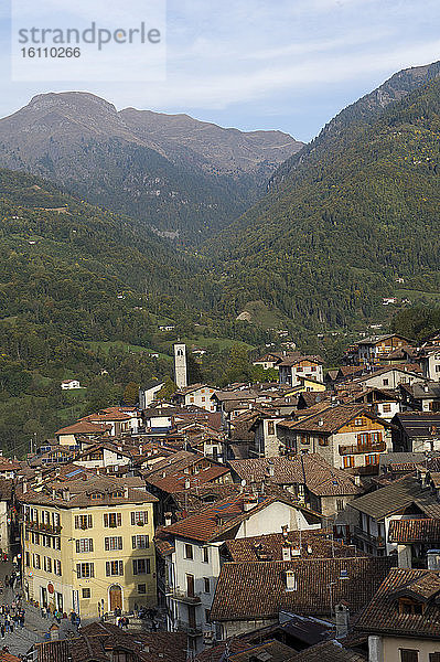 Italien  Lombardei  Brescia  Valsabbia. Bagolino von Bagolino aus gesehen