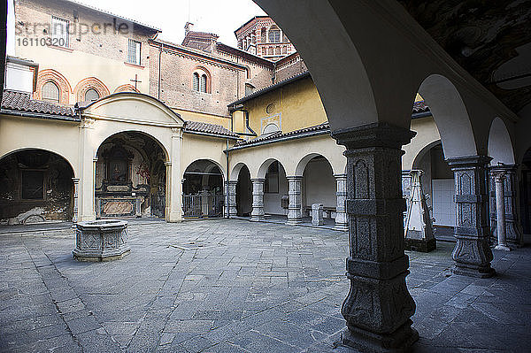 Italien  Lombardei  Monza  im Freien  Kathedrale  äußerer Kreuzgang