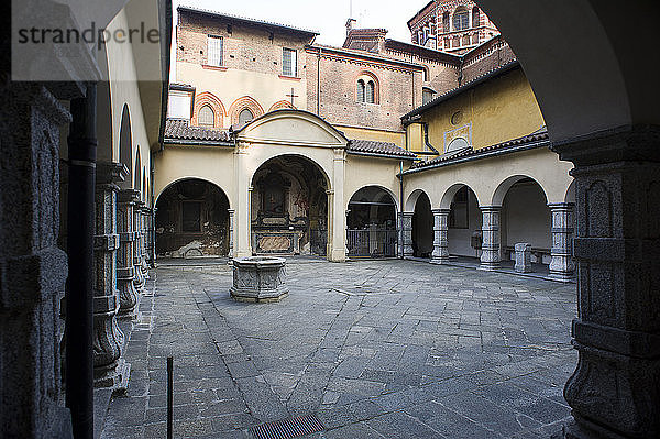 Italien  Lombardei  Monza  im Freien  Kathedrale  äußerer Kreuzgang