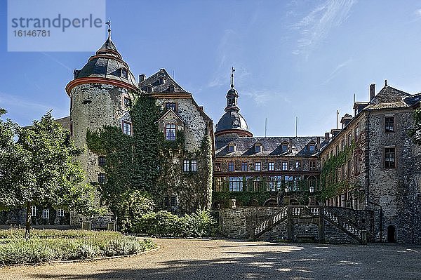 Bergfried und kleiner Schlosshof  mittelalterliche Burg  Schloss Laubach  Residenz der Grafen zu Solms Laubach  Laubach  Hessen  Deutschland  Europa