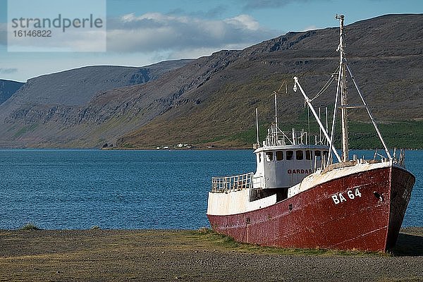 Schiffswrack der Gaðar  Islands ältestes Stahlschiff von 1912  Tal Skápadalur  Patreksfjörður  Westfjorde  Island  Europa