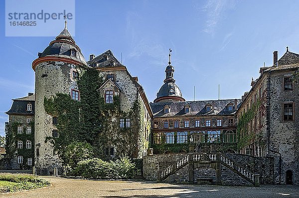 Bergfried und kleiner Schlosshof  mittelalterliche Burg  Schloss Laubach  Residenz der Grafen zu Solms Laubach  Laubach  Hessen  Deutschland  Europa