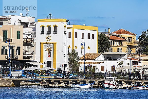 Marina Mondello mit Kirche Parrocchia San Girolamo  Palermo  Sizilien  Italien  Europa