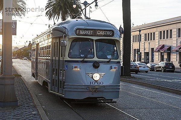 Historische Straßenbahn  Tram-Bahn  Linie F Market & Wharves in Richtung Castro  The Embarcadero  San Francisco  Kalifornien  USA  Nordamerika