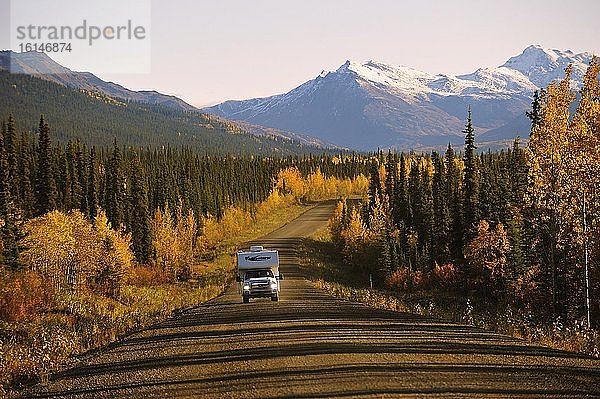 Mit dem Camper unterwegs auf dem Dempster Highway in den Tombstone Mountains  Yukon Territory  Kanada  Nordamerika
