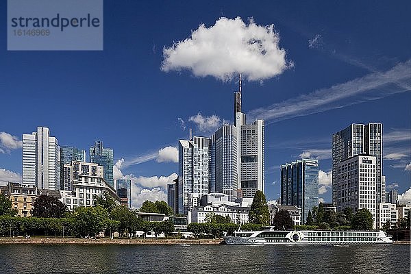 Stadtansicht mit Main und Bankenviertel  Frankfurt am Main  Hessen  Deutschland  Europa