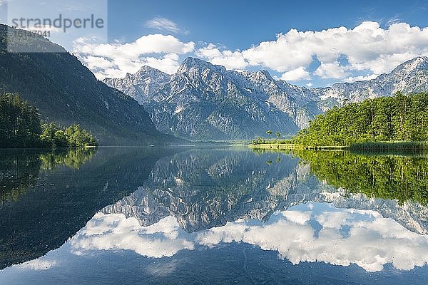 Almsee mit Spiegelung  Totes Gebirge  Grünau  Almtal  Salzkammergut  Oberösterreich  Österreich  Europa