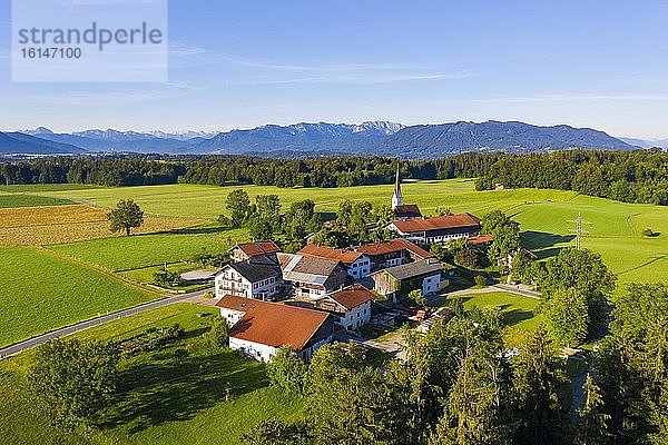 Kirchbichl  bei Bad Tölz  Tölzer Land  Drohnenaufnahme  Alpenvorland  Oberbayern  Bayern  Deutschland  Europa