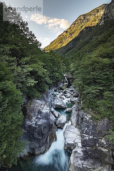 Gebirgsfluß Verzasca fließt durch enge Schlucht  Verzascatal  Kanton Tessin  Schweiz  Europa