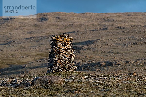 Steinhaufen  sogenannter Wächter  nahe Látrabjarg  Westfjorde  Island  Europa