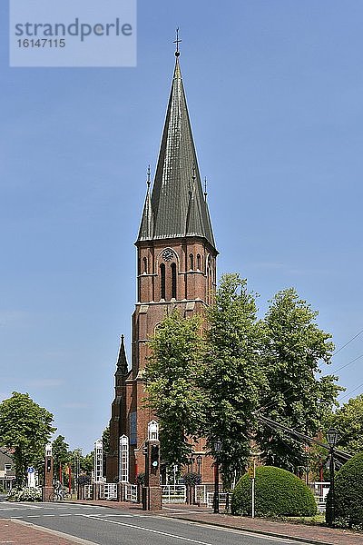 Turm der St.-Antonius-Kirche  Papenburg  Emsland  Niedersachsen  Deutschland  Europa