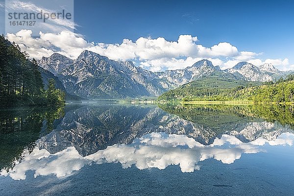 Almsee mit Spiegelung  Totes Gebirge  Grünau  Almtal  Salzkammergut  Oberösterreich  Österreich  Europa