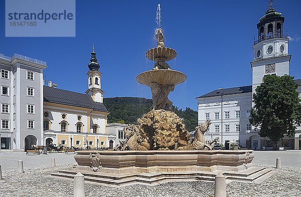Residenzplatz  Residenzbrunnen mit Sankt Michaelskirche und Glockenspiel  Salzburg  Österreich  Europa