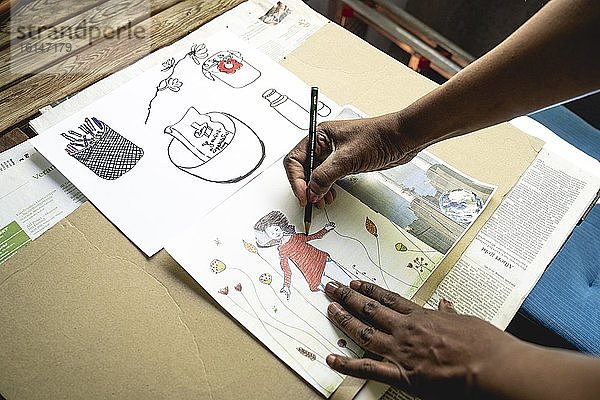 Hände einer dunkelhäutigen Frau beim Zeichnen  Collage  Deutschland  Europa
