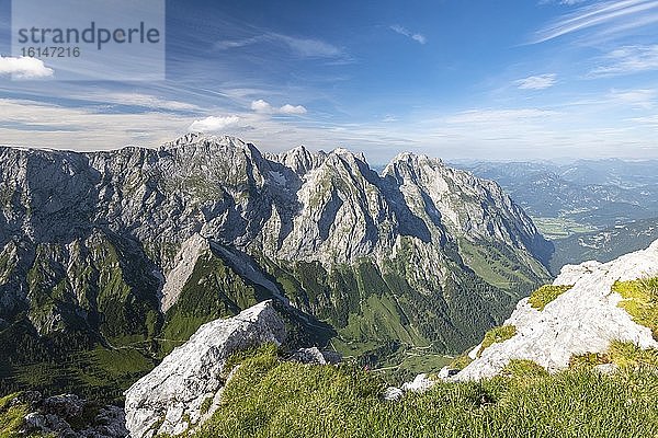 Blick vom Schneibstein auf Hohen Göll und ins Salzburger Land  Nationalpark Berchtesgaden  Berchtesgaden  Bayern  Deutschland  Europa