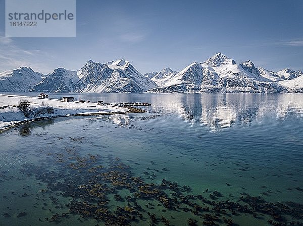 Schneebedeckte Gipfel der Lyngen Alps  Vaggastindan  Gletscher Vaggasblaisen  Stortinden  Luftaufnahme  Troms  Norwegen  Europa