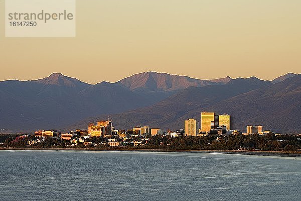 Skyline im Abendlicht vor Gebirgszug  Anchorage  Alaska  USA  Nordamerika