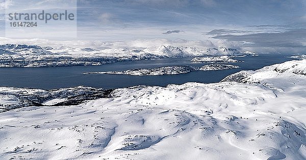 Blick über winterliche Fjordlandschaft  Luftaufnahme  Navounna  Troms  Norwegen  Europa
