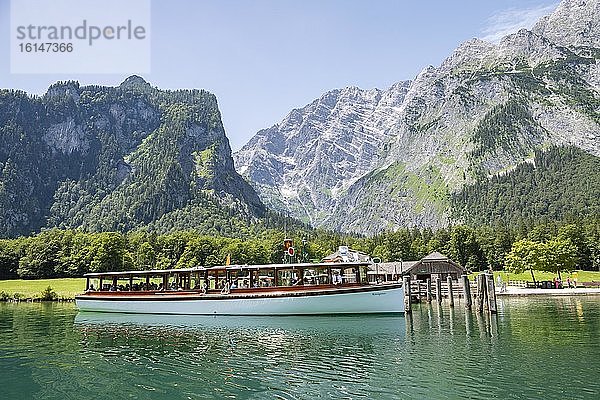 Ausflugsschiff in St. Bartholomä mit Watzmann-Massiv  Nationalpark Berchtesgaden  Berchtesgadener Land  Oberbayern  Bayern  Deutschland  Europa