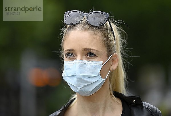 Frau trägt Mundschutzmaske korrekt über Nase und Mund  Portrait  Corona-Krise  Deutschland  Europa