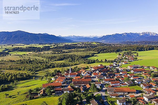 Ellbach und Ellbachmoos  bei Bad Tölz  Tölzer Land  Drohnenaufnahme  Alpenvorland  Oberbayern  Bayern  Deutschland  Europa