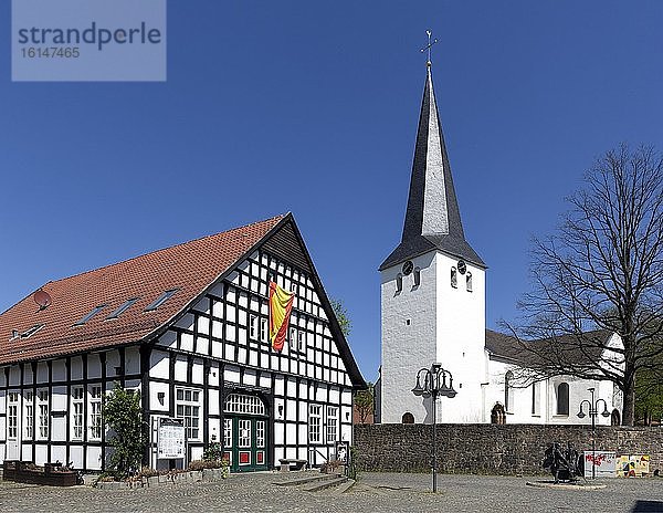 Evangelische Laurentiuskirche und Rahningscher Hof  Bünde  Ostwestfalen  Nordrhein-Westfalen  Deutschland  Europa