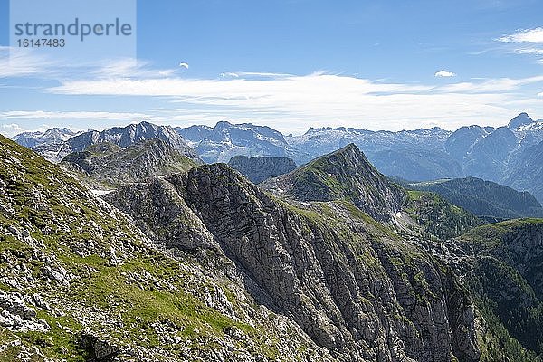 Blick vom Schneibstein über die Berge des Nationalpark Berchtesgaden und das Steigere Meer  Berchtesgaden  Bayern  Deutschland  Europa