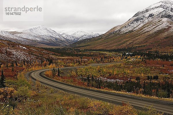 Der Dempster Highway in den Tombstone Mountains im Herbst  Yukon Territory  Kanada  Nordamerika