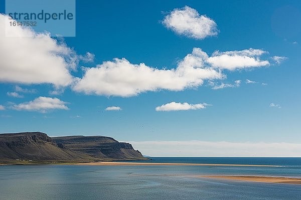 Ausblick auf die Bucht Bæjarvaða und den Strand Rauðisandur  Raudisandur  bei Patreksfjördur  Westfjorde  Island  Europa
