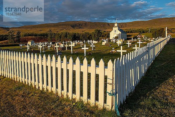 Kirche und Friedhof  Hvammstangi  Westfjorde  Nordwestisland  Island  Europa