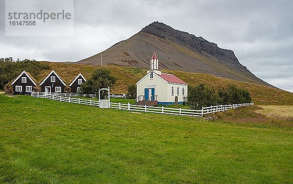 Kirche und Graßodenhäuser  alter Pfarrhof Hrafnseyri  Westfjorde  Nordwestisland  Island  Europa