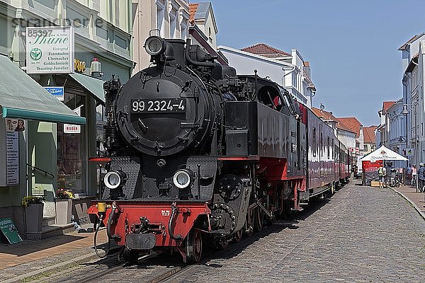 Historische Dampfeisenbahn Molli fährt durch Bad Doberan  Mecklenburg-Vorpommern  Deutschland  Europa