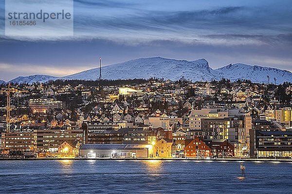 Blick über den Hafen und Stadt in der Dämmerung  Polarnacht  Winter  Tromsö  Troms  Norwegen  Europa