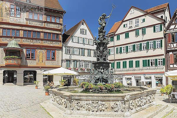 Neptunbrunnen vor dem Rathaus am Marktplatz  Tübingen  Baden Württemberg  Deutschland  Europa