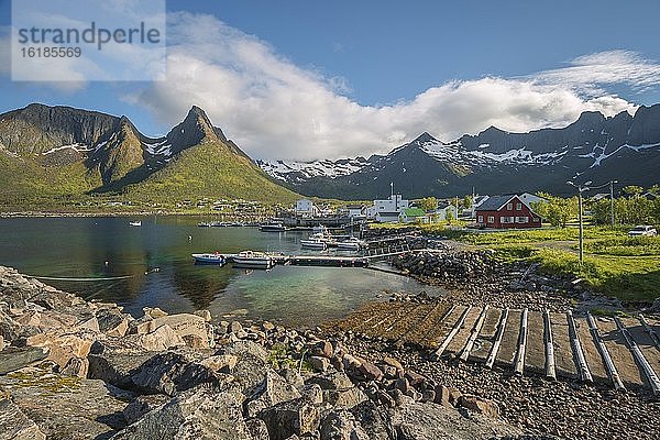 Bootsrampe und Fischerboote am Fjord in Mefjord  Insel Senja  Senjahopen  Troms  Norwegen  Europa