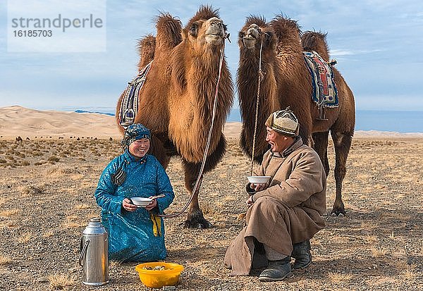 Hirten mit ihren Kamelen beim Mittagessen  Umnugovi aimag  Mongolei  Asien