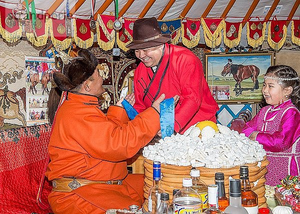 Familie feiert das mongolische Neujahrsfest  Mongolei  Asien