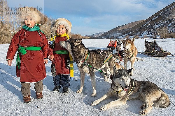 Kinder mit Huskies vor Hundeschlitten  Terelj  Tuv aimag  Mongolei  Asien