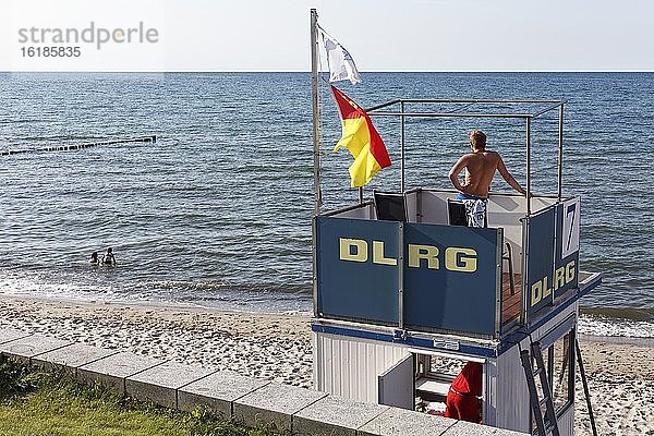 Strandwächter beobachtet zwei Badende  DLRG-Turm an der Ostsee  Kühlungsborn  Mecklenburg-Vorpommern  Deutschland  Europa