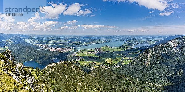 Panorama vom Säuling  2047m  auf die Tannheimer Berge  Vils  im Bezirk Reutte in Tirol  Österreich  sowie Falkensteinkamm  Weißensee  Füssen  Hopfensee  Forggensee und Bannwaldsee  Ostallgäu  Bayern  Deutschland  Europa