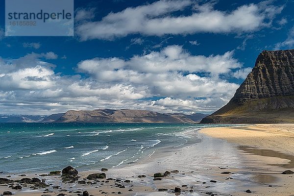 Berge  Bucht und Fjord  Arnarfjördur oder Arnarfjörður  Westfjorde  Nordwestisland  Island  Europa