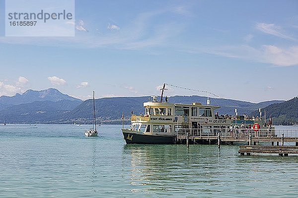 Linienschifffahrt am Attersee mit Schafberg  Seewalchen  Salzkammergut  Oberösterreich  Österreich  Europa