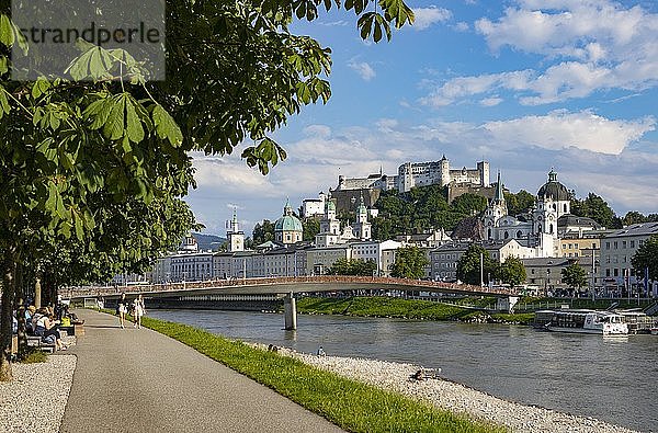 Blick über die Salzach vom Elisabethkai zur Altstadt und der Festung Hohensalzburg  Salzburg  Land Salzburg  Österreich  Europa