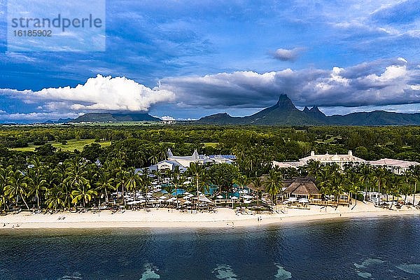 Luftaufnahme  der Strand von Flic en Flac mit Luxushotels und Palmen  hinten der Berg Tourelle du Tamarin und Trois Mamelles  Mauritius  Afrika
