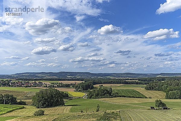 Blick in die Fränkische Schweiz  unten das Dorf Beerbach  Mittelfranken  Bayern  Deutschland  Europa