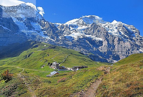 Kleine Scheidegg vor Mönch und Jungfrau-Massiv  UNESCO-Weltnaturerbe  Wengen  Jungfrau-Region  Berner Alpen  Berner Oberland  Kanton Bern  Schweiz  Europa