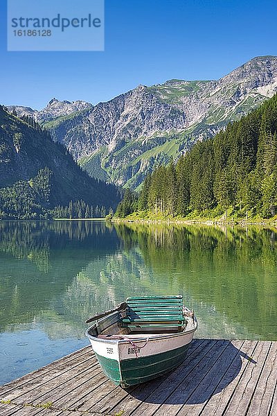 Ruderboot  Vilsalpsee im Naturschutzgebiet Vilsalpsee  Tannheimer Tal  Allgäu  Tirol  Österreich  Europa