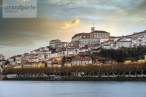 Stadtbild von Coimbra mit dem Fluss Mondego bei Sonnenuntergang  Portugal  Europa