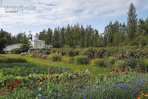 Kloster und Garten  Kloster der Dreifaltigkeit  Nonnenkloster Lintula  Karelien  Ostfinnland  Finnland  Europa