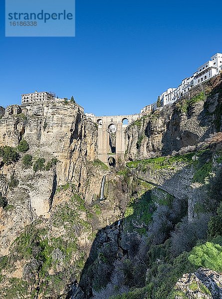 Brücke Puente Nuevo mit Wasserfall an Steilklippen  Tajo-Schlucht und Fluss Río Guadalevín  Ronda  Provinz Malaga  Andalusien  Spanien  Europa